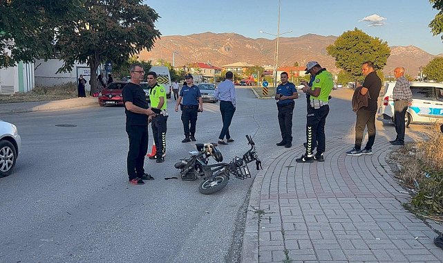 Panelvanın çarptığı elektrikli bisikletteki çocuk ağır yaralandı