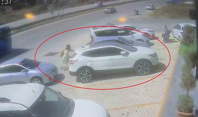 Park halinde hareket eden aracı tek eliyle durduran kadın faciayı önledi