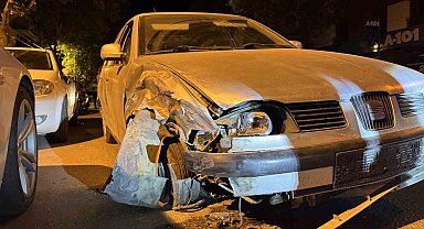 Park halindeki 2 araca çarpan otomobil sürücüsü olay yerinden kaçtı