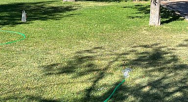 Park sulama hortumundan boşa akan su israfa yol açtı