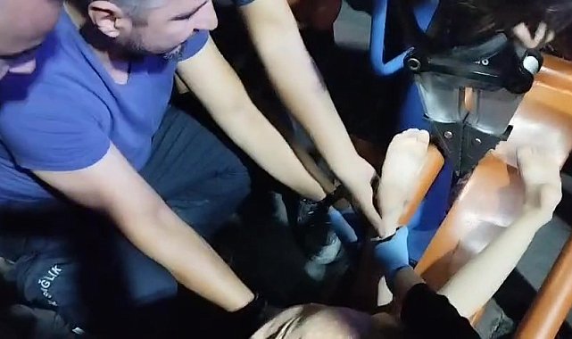 Parkta ayağı sıkışan çocuğun yardımına itfaiye yetişti
