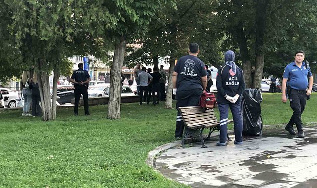 Parkta kızlarının gözü önünde bıçağı boğazına dayayan adamı polisler ikna etti