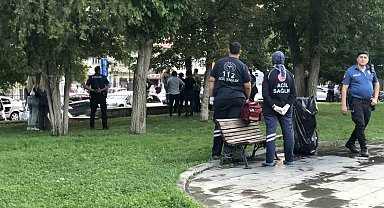 Parkta kızlarının gözü önünde bıçağı boğazına dayayan adamı polisler ikna etti