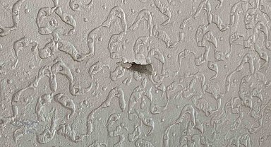 Patenle kayarak iş yeri kurşunladı: O anlar kamerada