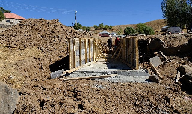 Patnos Gündüz Köyü'nde menfez yapım çalışmaları sürüyor