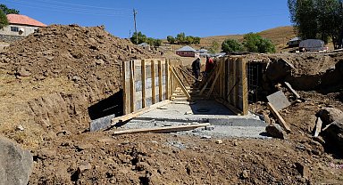 Patnos Gündüz Köyü'nde menfez yapım çalışmaları sürüyor