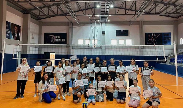 Pazaryeri'nde yaz spor okulları voleybol kursu tamamlandı