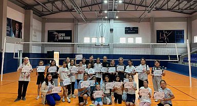 Pazaryeri'nde yaz spor okulları voleybol kursu tamamlandı