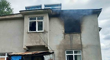 Perdenin tutuşmasıyla ev yandı: Eşyalar kül oldu