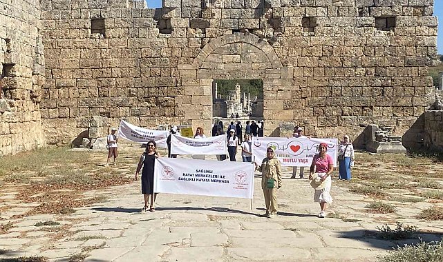 Perge'de sağlık için yürüdüler