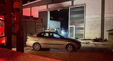 Plastik fabrikasında çıkan yangında 1 işçi zehirlendi