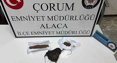 Polis ekiplerini görünce uyuşturucuyu aracın camından dışarı attılar: 4 gözaltı