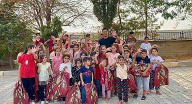 Polis memuru Mustafa Şahin, köyde okuyan çocukları unutmadı