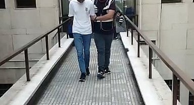 Polisi gören firari, çimlere yatıp ölü taklidi yaptı