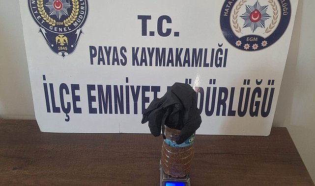 Polisi görünce bahçeye attığı su şişesinden uyuşturucu çıktı