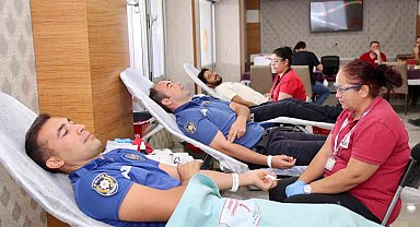 Polisler kan bağışına dikkat çekti