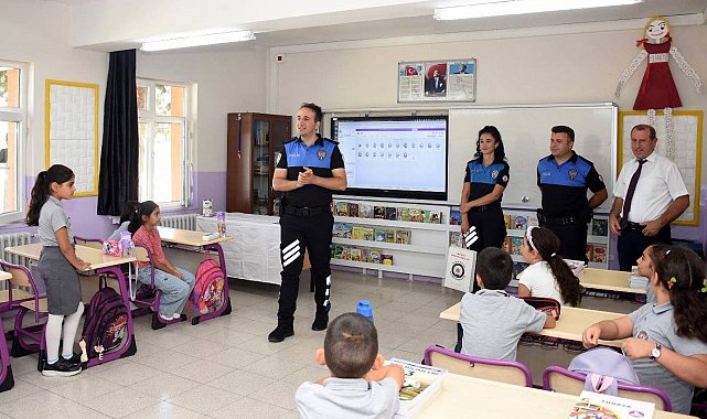 Polislerden öğrencilere kitap hediyesi