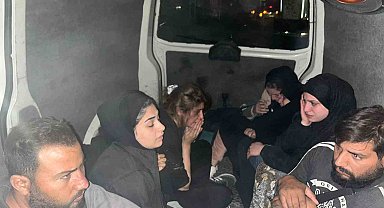 Polisten kaçarak 2 araca çarpan minibüsten 11 kaçak göçmen çıktı