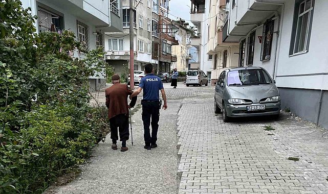 Polisten örnek davranış: Ekipler kayıp yaşlıyı evine götürdü