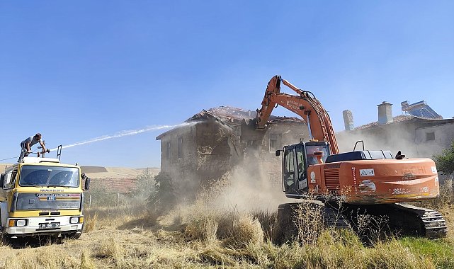 Pursaklar'da metruk yapılar temizleniyor