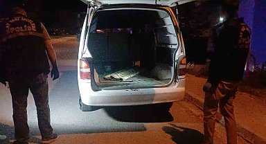 "Dur" ihtarına uymadı, araçla polis memuruna çarpıp kaçtı