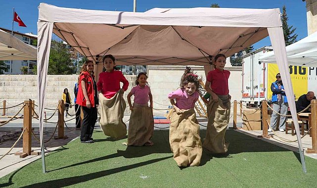 "Geleneksel Oyunlar" Sivas'ta çocukları sevindirdi