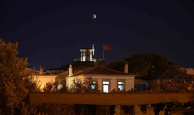 "Kanlı Ay" Ayvalık'tan görüntülendi