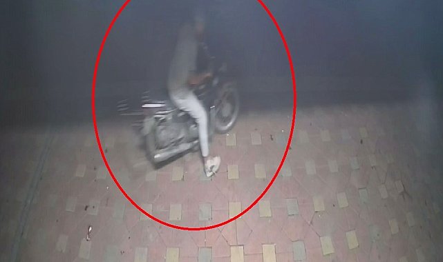 Rahatlığıyla pes dedirten hırsız, saniyeler içerisinde motosiklete kendi malı gibi binip gitti