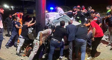 Reklam panosu direğine çarpan otomobil hurdaya döndü: 3 yaralı