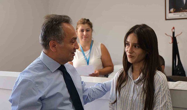 Rektör Yılmaz, öğrencilerin kayıt heyecanını paylaştı