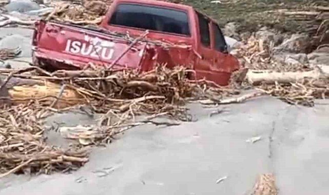 Rize'de 2 araç sel sularına kapıldı
