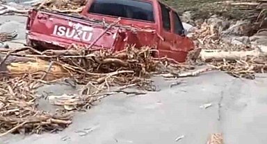 Rize'de 2 araç sel sularına kapıldı