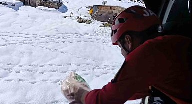 Rize'de helikopterlerin yaylalara erzak ve hayvan yemi seferleri devam ediyor