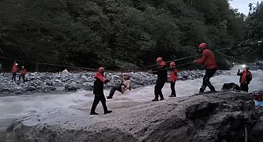 Rize'de kullandığı teleferik selde zarar görünce evinde mahsur kalan kadın kurtarıldı