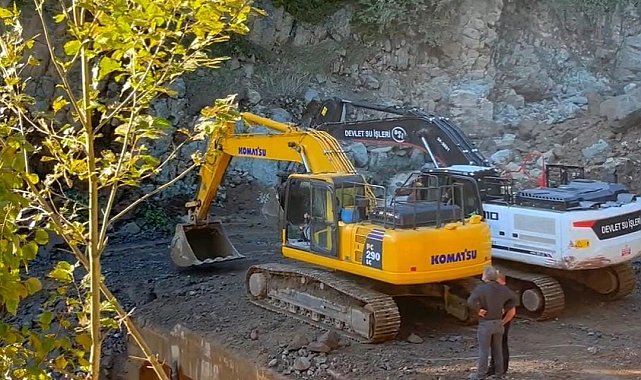 Rize'de sel ve heyelanlar sonrası riskli kayalara ilginç temizlik