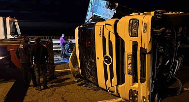 Rize'de tır yola devrildi: 2 yaralı