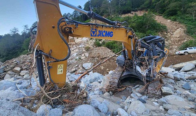 Rize'deki sel ve heyelanlar sonrası 4 gündür yolu kapalı olan Deremezra Köyü'ne ulaşım sağlandı