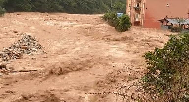 Rize'nin İkizdere ilçesinde şiddetli yağış