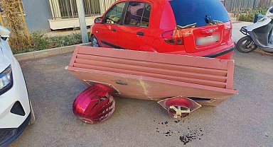 Rüzgarda uçan havalandırma cihazı aracın üzerine düştü