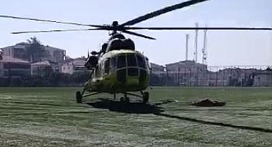 Saatlerdir alevlere su atan helikopterler yakıt ikmalini stadyumda yapıyor