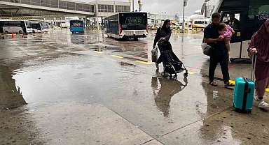 Sağanak yağış Sabiha Gökçen'deki yolculara zor anlar yaşattı