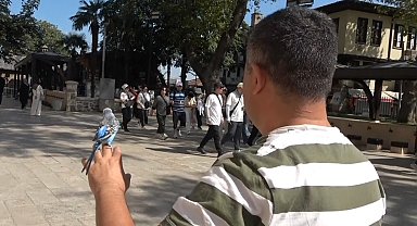 Sahibinin omzunda ve elinde çarşıyı geziyor