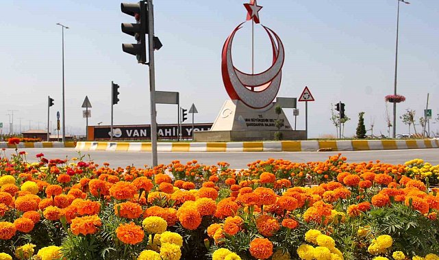 Sahil yolunda geniş kapsamlı peyzaj çalışması yürütüyor