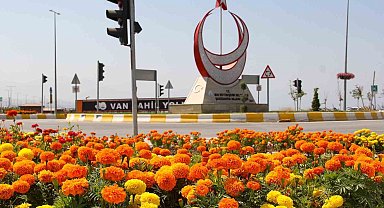 Sahil yolunda geniş kapsamlı peyzaj çalışması yürütüyor