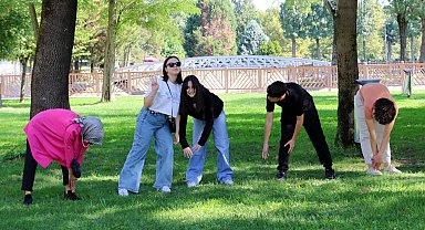 Sakarya'da gençler ve büyükler aynı parkta