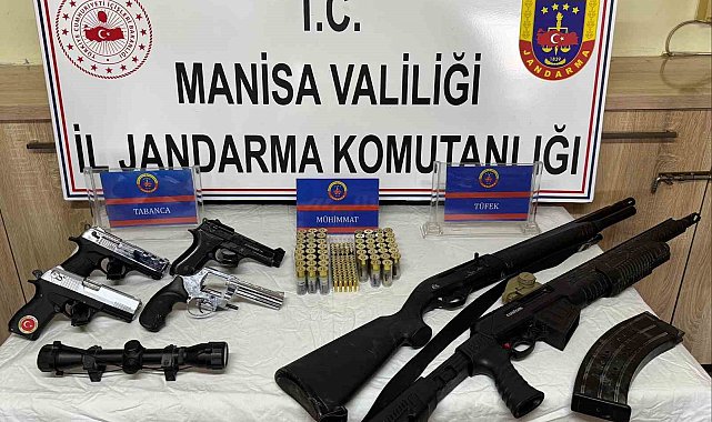 Salihli'de ikametten çok sayıda ruhsatsız tabanca ve tüfek çıktı