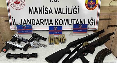 Salihli'de ikametten çok sayıda ruhsatsız tabanca ve tüfek çıktı