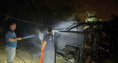 Samandağ'da depo olarak kullanılan çadır yandı