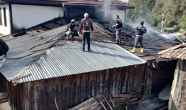 Samanlıkta çıkan yangın konağı küle çeviriyordu