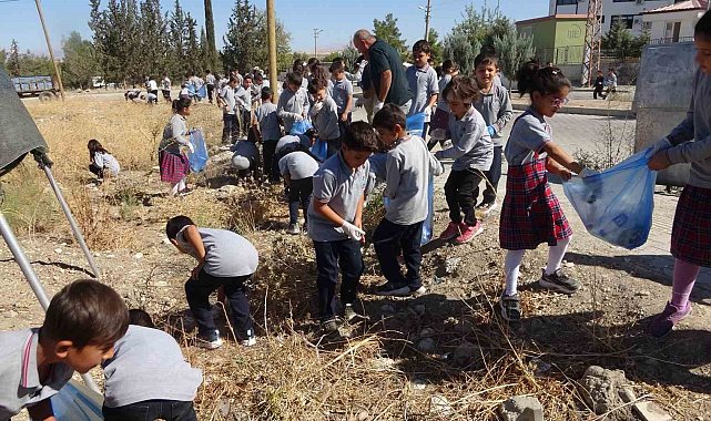 Şamsat'ta öğrenciler temizlik için sokaklarda